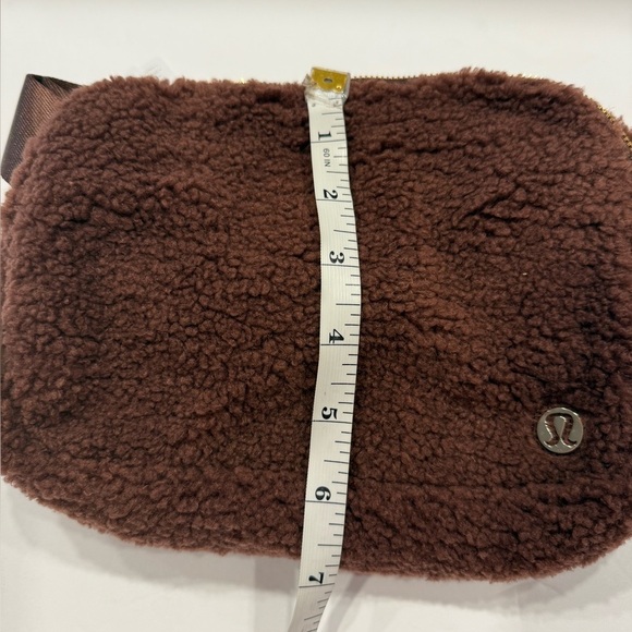 Lululemon Everywhere Belt Bag Fleece Large 2L ONE SIZE Brown Gold FUZZY NWT - Picture 5 of 9